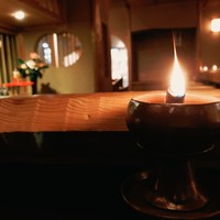 未在 - タガヤサンと桂離宮のともぎの見事なカウンター
                灯りはロウソクでムードたっぷり