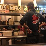お好み焼き 越田 - 店内、Tシャツ後ろ姿もかっこいい