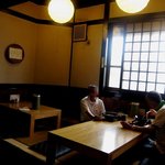 手造りうどん 楽々 - 小上がりのテーブル席