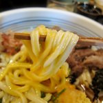 手造りうどん 楽々 - 黄身を纏ったうどん