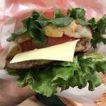 モスバーガー - とま実バーガー750円（税込）　※持ち上げてみた