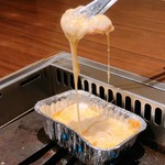 焼肉工房 桜 - チーズ鶏モモ