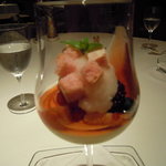 レ セゾン - 11.6.25ビスキュイ ローズ ドゥ ランスのムースロゼシャンパーニュのソルベとフリュイ ルージュ 