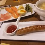 SARU BACON - ミニモク盛りは奥のお皿です