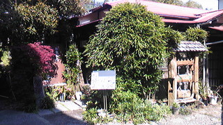 Sasanoha - 外観は…ちょっと草木が茂ってます。古民家って感じ。