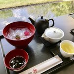 虎屋菓寮 - 桜と葉の形の寒天が浮かんでいます