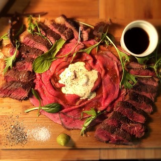 牛赤身肉の食べ比べ◆口の中でとろけるローストビーフを堪能