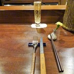 Teranga - テーブルセッティング、グラスシャンパン