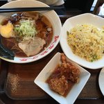 紅虎餃子房 - 拉麺、油淋鶏、半炒飯セット