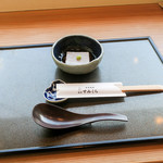 すみくら - 最初にお膳と蕎麦豆腐が運ばれてきます。