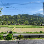 すみくら - 席からの眺め。前のガラスはキレイに磨かれていて・・・長閑な風景・・・楽しめました。