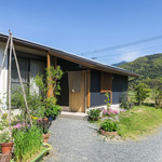 すみくら - 駐車場からお店の玄関に向かう。この雰囲気が好きです。