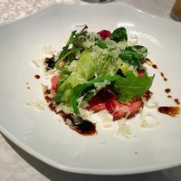 グリルうかい 丸の内店 - 本日のおすすめ前菜（ローストビーフのサラダ）