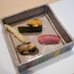 SUSHI  IMAMURA - 私はおまかせ特上寿司10巻620HKD（約9300円）を。こちらは中トロになります。ウニがちょっとミョウバン臭かった気が。。