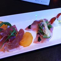 ゼックスウエスト ザ バー - 【Antipasto】
                ・イタリア産ハムと季節のフルーツ
                ・ナポリ直送DOP認定モッツァレラとチェリートマトのカプレーゼ
                ・本日のカルパッチョ　キャビア添え　柚子のビネグレット　　　
                