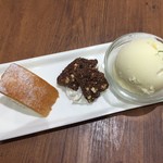 治一郎カフェ - ロールケーキとクッキー