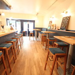 BEER PUB TAKUMIYA - カウンター席とテーブル席が４つ