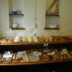 カレンズ - 上の方にはステンドグラスが。