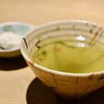 べにくらげ - サービスのお茶と茶菓子