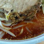 らーめん 萬亀 - 赤いスープ