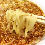 麺や 極 - らーめんにゴマと唐辛子投入後