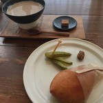 喫茶ミンカ - ピロシキとミルクコーヒー