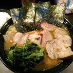 家系ラーメン クックら - チャーシュー麺(中盛)　９１０円　Twitterフォロワーサービスで大盛に。サービスはその時々で違います。