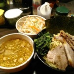 家系ラーメン クックら - つけ麺(中盛８８０円)+野菜８０円(大中小から選ぶ。写真は中盛)+チャーシュー３枚増し(１００円)。この時もTwitter見てます！サービスで中盛➡大盛に。