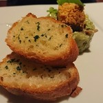 ガーリックトーストとホタルイカのタルタル