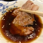 羊肉炭火焼 肉汁屋 - 生姜の効いた特製タレ