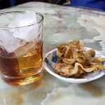 玉蘭 - 紹興酒と無料のお通し。500円。混雑時は料理が出来るまで、お酒を楽しむのも良いでしょう。