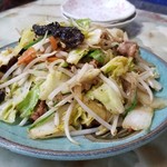 玉蘭 - 野菜炒め単品。キャベツ、白菜、玉ねぎ、人参、木耳、もやしと豚肉が絶妙な味で炒められています。