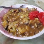 玉蘭 - セットのカレー丼。カレーには珍しくキャベツが入っています。他の食事(麺類、定食、チャーハン類と定食の単品)と一緒に注文すれば200円で食べられます。