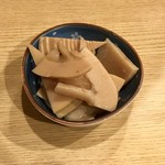 居酒屋勢人 - お通しのタケノコの煮物。