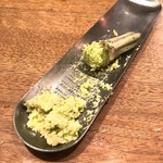 鈴廣かまぼこ - 近所のスーパー「ウオロク興野店」で買ってきた中指サイズ「使い切りわさび」の外皮を剥き、EAトCO Orosでおろす。