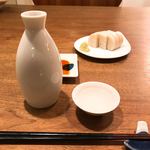 鈴廣かまぼこ - 当然、こうくる。徳利は、合羽橋の今はなき器問屋「いでい」さんで仕入れた業務用正一合。界隈「藪蕎麦さんで使ってるヤツ、ありますか？ 」と探し回って手に入れました。猪口も揃えで購入。