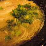 ぶたご家 - 華やかな元ダレの旨味がブワッと広がる！ 　旨味成分の強い、イマドキな長浜ラーメン。