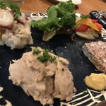 bistro アナログ舎 - 前菜4種の盛り合わせ 1,250円 × 2皿。