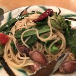 bistro アナログ舎 - ホタルイカと春野菜のにんにくたっぷりペペロンチーノパスタ 980円。