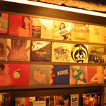 Wafro中目黒 - 店内に飾られたオーナー所有のレコード