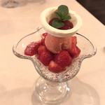 マ プール - いちごとルバーブのパフェ