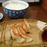 煮干しそばまると - 白飯と餃子。