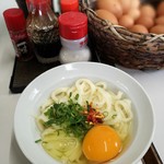 三嶋製麺所 - 熱いうどん小に卵