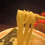 久留米麺は、中細麺ストレート麺、加水率中級｡