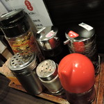 呼び戻しとんこつ 光四郎 - 卓上常備品：辛子味噌、紅ショウガ、おろしニンニク、 　ゴマ、コショウ、ラー油、ラーメンタレ、 　餃子のタレ、のりたまふりかけ