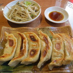 台湾料理 太和菜工坊 - 【初回】焼餃子（ランチサービスの小皿はセルフ）