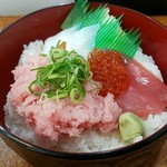 丼丸 - うおがし丼（まぐろ、イカ、雲丹、いくら、ネギトロ）540円