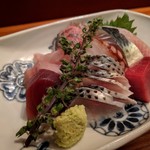 アナゴちらし小町 - お刺身盛り合わせ（コノシロ、マグロの血合い岸、カツオ、しめ鯖、アジ、タコ、ワラサ、ホウボウ）