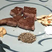 和黒 新神戸店 - これくらいのポーションが部位を変えつつ3回ほど配膳