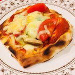 アクバル - ナンピザその１。自分で材料を選んでオリジナルのものを作れます。これは普通のピザっぽいものにしてみました。